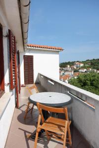 Balkón alebo terasa v ubytovaní Apartments and rooms with parking space Vrbnik, Krk - 5302