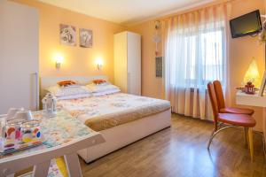 een slaapkamer met een bed en een tafel met een stoel bij Double Room Vrbnik 5302b in Vrbnik