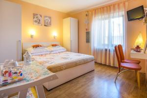 sypialnia z łóżkiem i stołem z krzesłem w obiekcie Double Room Vrbnik 5302b w mieście Vrbnik