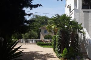 Ogród w obiekcie Apartments with parking spaces Sveti Anton, Krk - 5288