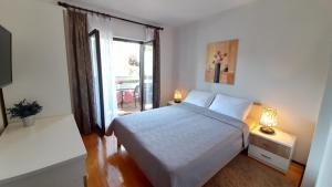 Łóżko lub łóżka w pokoju w obiekcie Apartments with parking spaces Sveti Anton, Krk - 5288