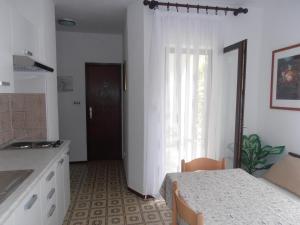 Kuchnia lub aneks kuchenny w obiekcie Apartments with parking spaces Sveti Anton, Krk - 5288