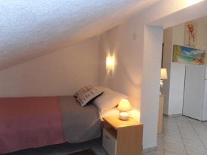 Łóżko lub łóżka w pokoju w obiekcie Apartments with parking spaces Sveti Anton, Krk - 5288