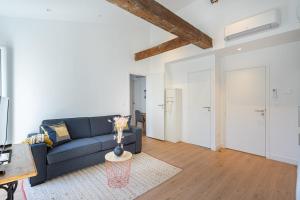 a living room with a couch and a table at La Palmeraie - Splendide coeur du Centre-Ville in Marseille