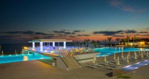 The swimming pool at or close to King Evelthon Beach Hotel & Resort