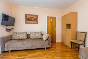 a living room with a couch and a television at Apartment Vantacici 5313c in Malinska