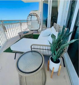 una planta en una olla sentada en un balcón en Beach Oasis 704 Lovely Daytona ocean front for 5 sleeps up to 12 en Daytona Beach