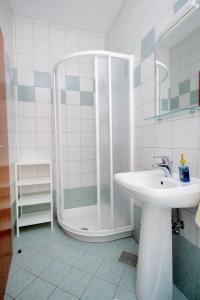 biała łazienka z prysznicem i umywalką w obiekcie Apartments with a parking space Baska, Krk - 5444 w Bašce