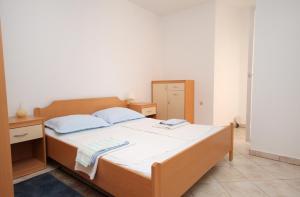 niewielka sypialnia z łóżkiem i komodą w obiekcie Apartments with a parking space Baska, Krk - 5444 w Bašce
