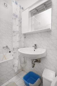 biała łazienka z umywalką i toaletą w obiekcie Apartments with a parking space Baska, Krk - 5411 w Bašce