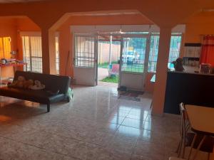 ein Wohnzimmer mit einem Sofa und einer Küche in der Unterkunft La Candela 1 casa in Villa Lonca