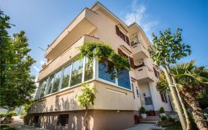 Galeriebild der Unterkunft Apartments with a swimming pool Baska, Krk - 5354 in Baška