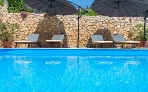 Galeriebild der Unterkunft Apartments with a swimming pool Baska, Krk - 5354 in Baška