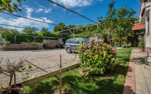 Galeriebild der Unterkunft Apartments with a swimming pool Baska, Krk - 5354 in Baška