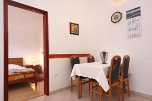 Galeriebild der Unterkunft Apartments with a swimming pool Baska, Krk - 5354 in Baška
