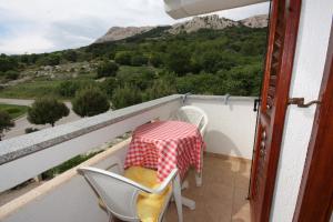 Galeriebild der Unterkunft Apartments with a swimming pool Baska, Krk - 5354 in Baška