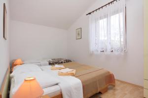 Galeriebild der Unterkunft Apartments with a swimming pool Baska, Krk - 5354 in Baška
