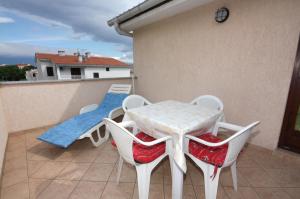 Galeriebild der Unterkunft Apartments with a swimming pool Baska, Krk - 5354 in Baška