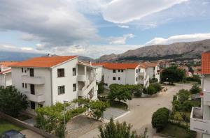 Galeriebild der Unterkunft Apartments with a swimming pool Baska, Krk - 5354 in Baška