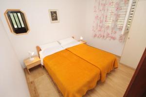 A bed or beds in a room at Apartment Krk 5318a