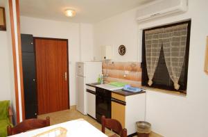 Kuchyň nebo kuchyňský kout v ubytování Apartments with a parking space Krk - 5318