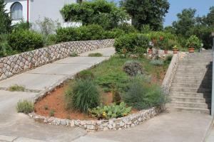 Vonkajšia záhrada v ubytovaní Apartments with parking spaces Njivice, Krk - 5427