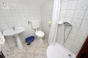 Kúpeľňa v ubytovaní Apartments with parking spaces Njivice, Krk - 5427
