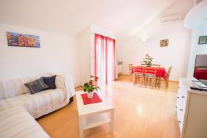 Kuchyňa alebo kuchynka v ubytovaní Apartment Njivice 5427b