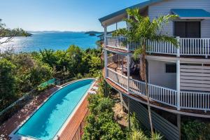 נוף של הבריכה ב-Casuarina Cove on Hamilton Island by HIHA או בסביבה