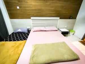 Ένα ή περισσότερα κρεβάτια σε δωμάτιο στο NikQi's Homestay Temerloh