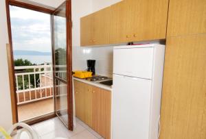 Kuchyňa alebo kuchynka v ubytovaní Apartments and rooms with parking space Njivice, Krk - 5398