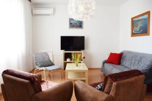 - un salon avec deux chaises et un canapé dans l'établissement Apartments with a parking space Krk - 5321, à Krk