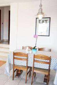 une table à manger avec un chiffon bleu et blanc dans l'établissement Apartments with a parking space Krk - 5321, à Krk