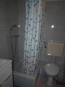 Kúpeľňa v ubytovaní Rooms with a parking space Krk - 5360