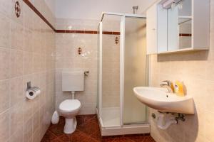 Koupelna v ubytování Apartments with parking space Kornic, Krk - 5306 + 28 fotografií