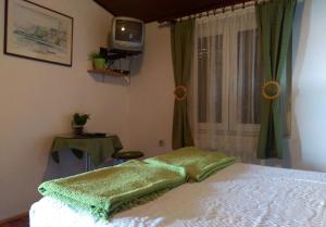 Postel nebo postele na pokoji v ubytování Apartment Novi Vinodolski 5486a