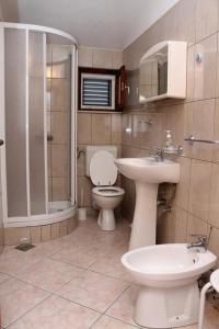 y baño con aseo, lavabo y ducha. en Apartments by the sea Businci, Ciovo - 5256 en Trogir