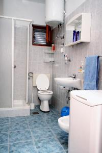 y baño con aseo blanco y lavamanos. en Apartments by the sea Businci, Ciovo - 5256 en Trogir