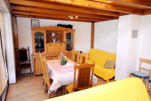 jadalnia ze stołem i żółtym krzesłem w obiekcie Apartments by the sea Punat, Krk - 5328 w mieście Punat +18 zdjęć