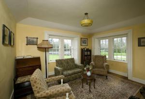 a living room with two chairs and a table at Salterbridge Gatelodge in Cappoquin