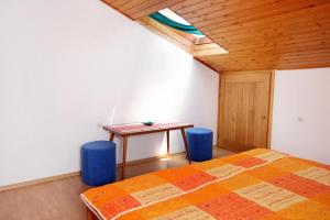 Postel nebo postele na pokoji v ubytování Apartment Punat 5428a