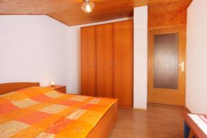 Postel nebo postele na pokoji v ubytování Apartment Punat 5428a