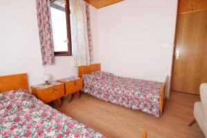Postel nebo postele na pokoji v ubytování Apartment Punat 5428a