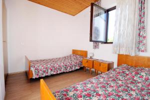 Postel nebo postele na pokoji v ubytování Apartment Punat 5428a