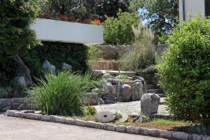 Vonkajšia záhrada v ubytovaní Apartments with parking spaces Punat, Krk - 5428