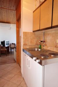 Apartment Punat 5428a في بونات: مطبخ مع حوض وغرفة معيشة