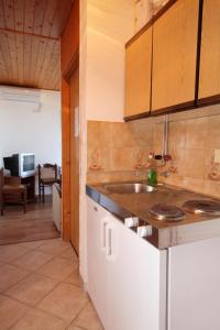 Kuchyň nebo kuchyňský kout v ubytování Apartment Punat 5428a