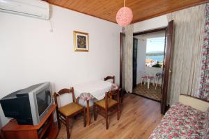 TV a/nebo společenská místnost v ubytování Apartment Punat 5428a