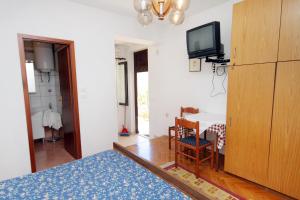 Televízia a/alebo spoločenská miestnosť v ubytovaní Apartments with parking spaces Punat, Krk - 5428