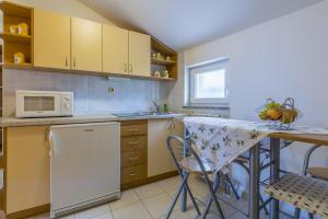 Kuchyňa alebo kuchynka v ubytovaní Apartment Selce 5367b